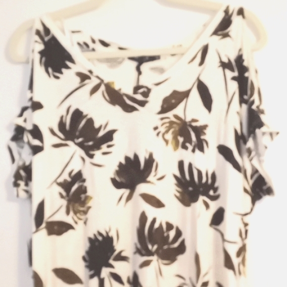 Max Jeans "Camo Floral" Cold Sholder Top in Size Medium  (NWT) - Picture 2 of 9